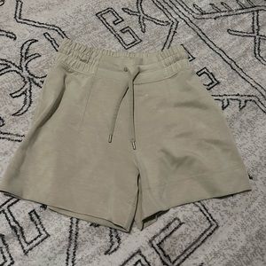 NWOT lululemon high tie shorts. Size 6.